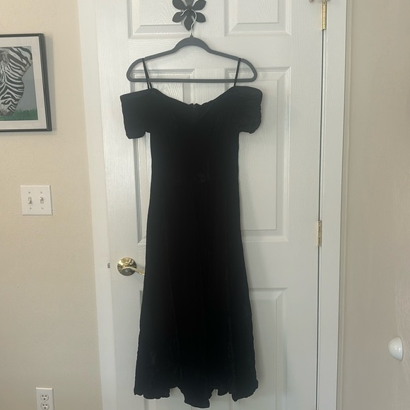 Moda Int’l Black Crushed Velvet Off Shoulder maxi Dress size 4 - Picture 1 of 9